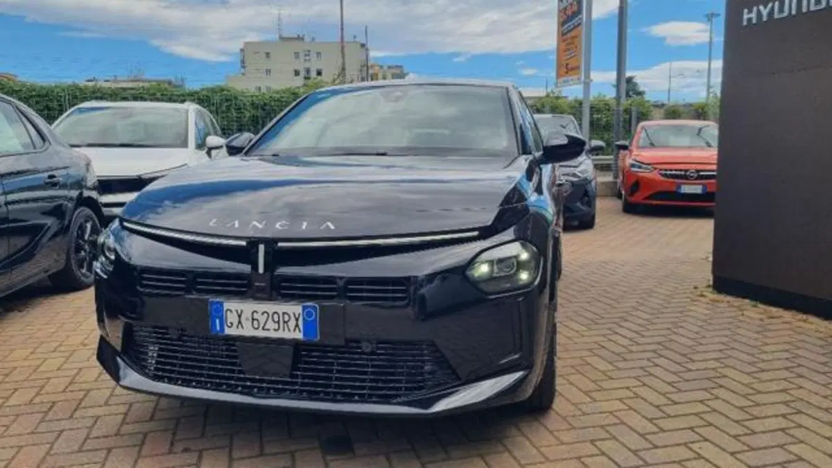 Lancia Ypsilon usata a Savona (2)