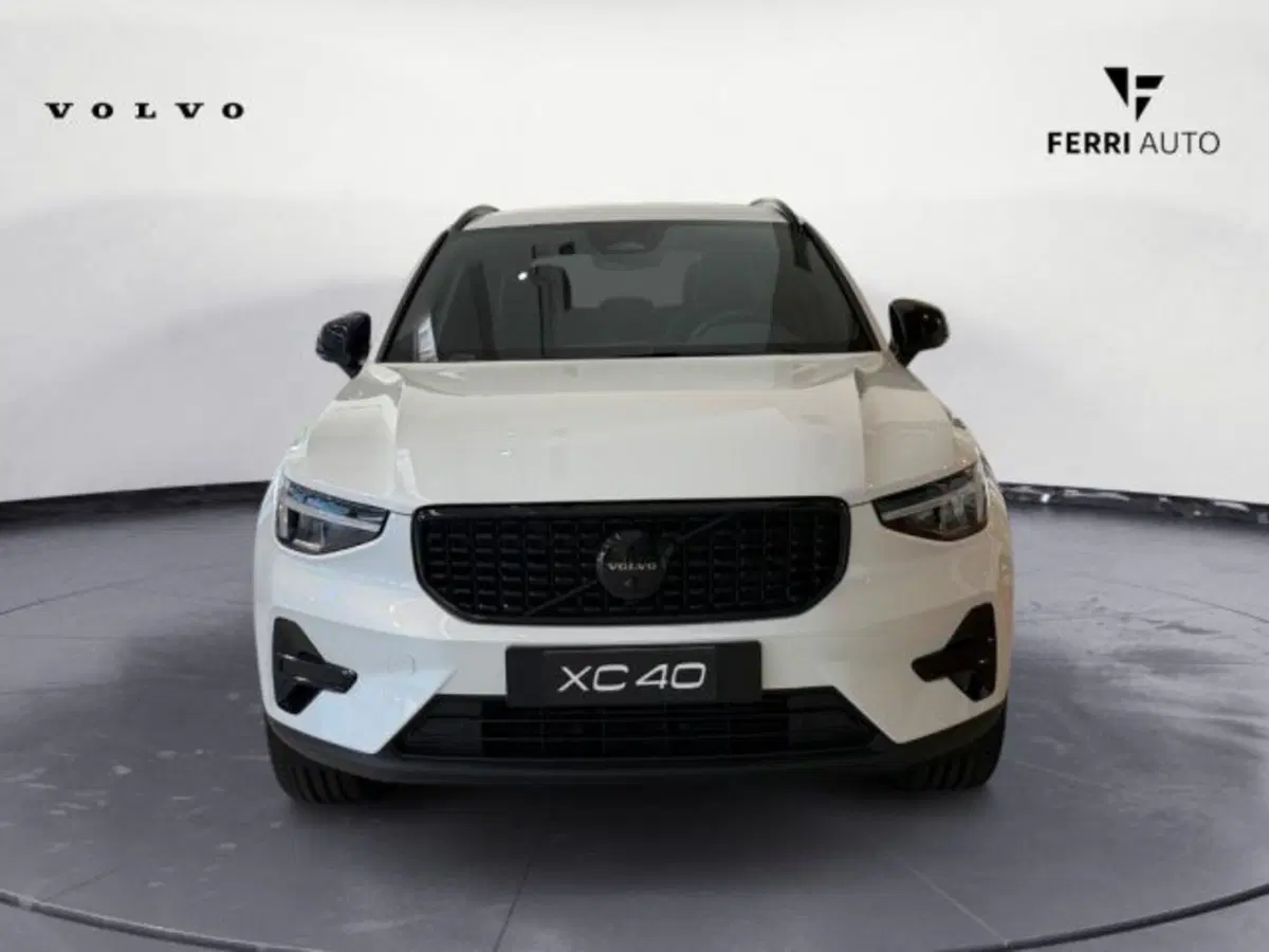 Volvo XC40 nuova a Udine (3)