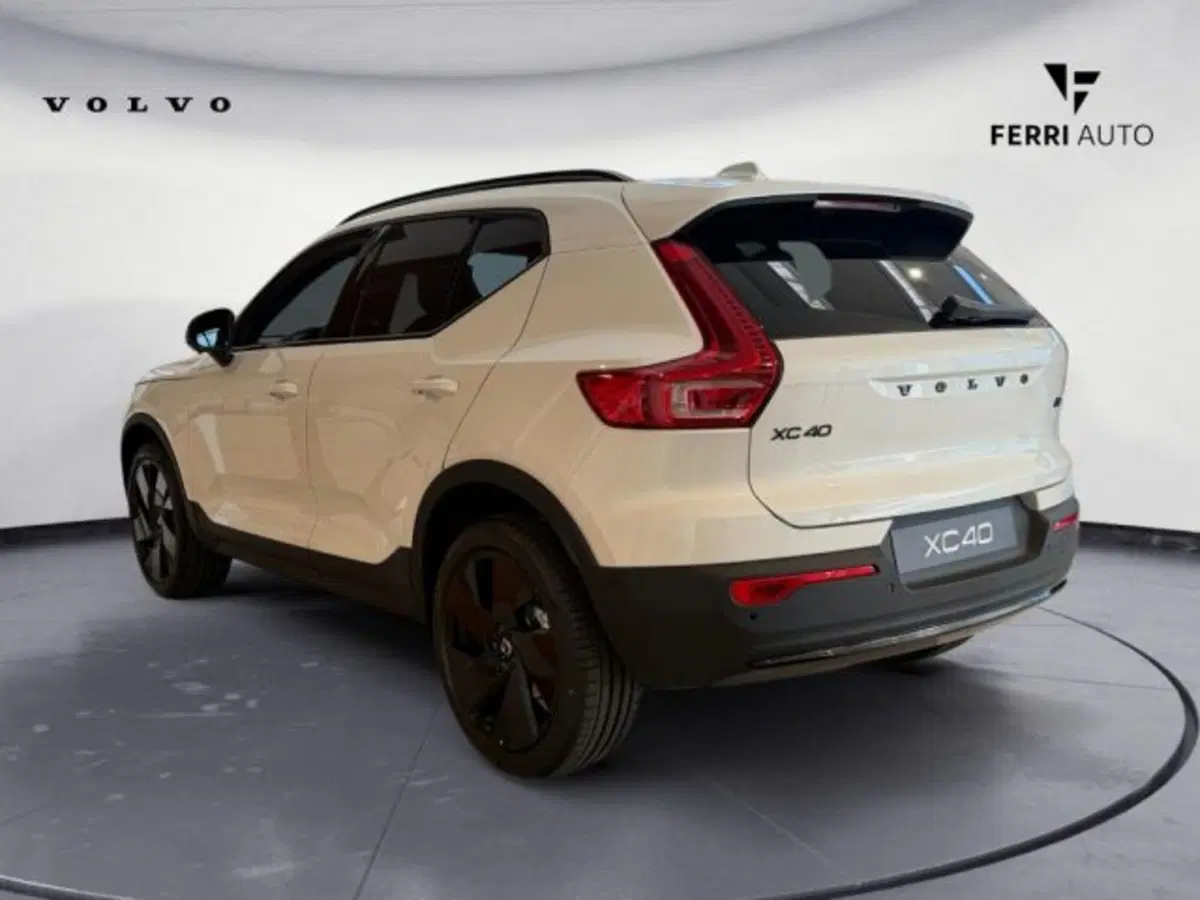 Volvo XC40 nuova a Udine (7)