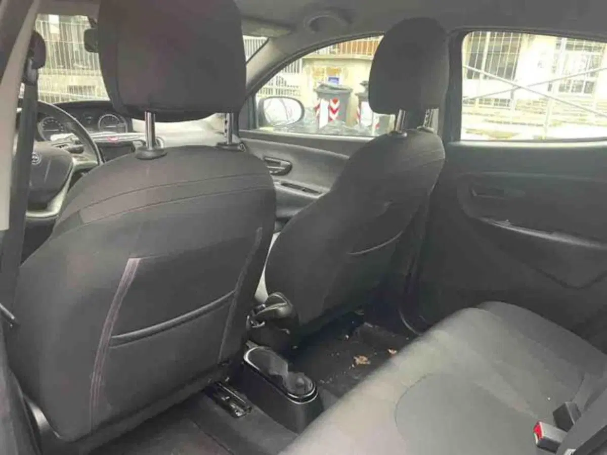 Lancia Ypsilon usata a Torino (11)