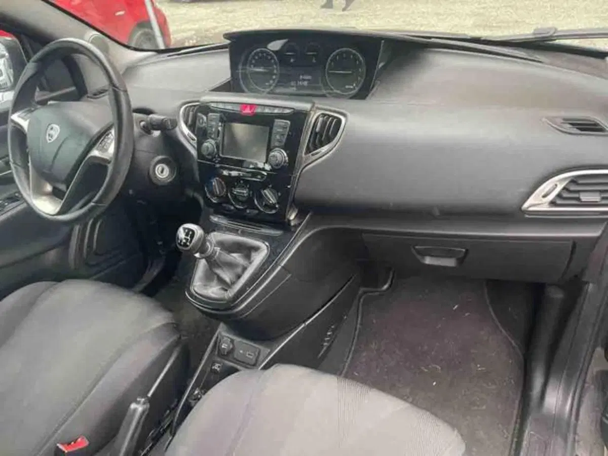 Lancia Ypsilon usata a Torino (12)