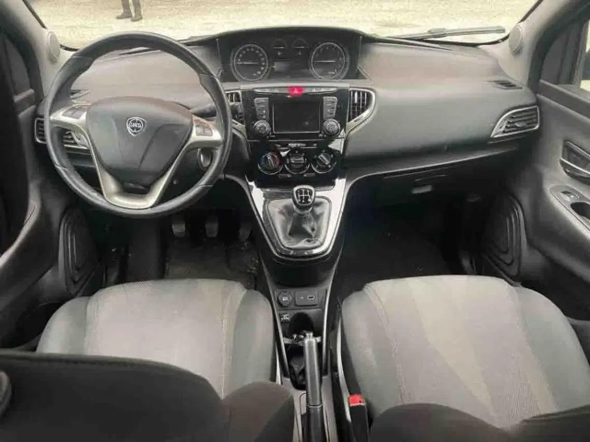 Lancia Ypsilon usata a Torino (7)