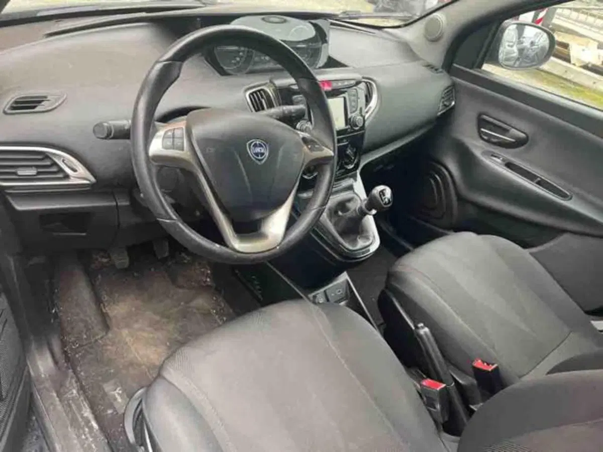 Lancia Ypsilon usata a Torino (8)