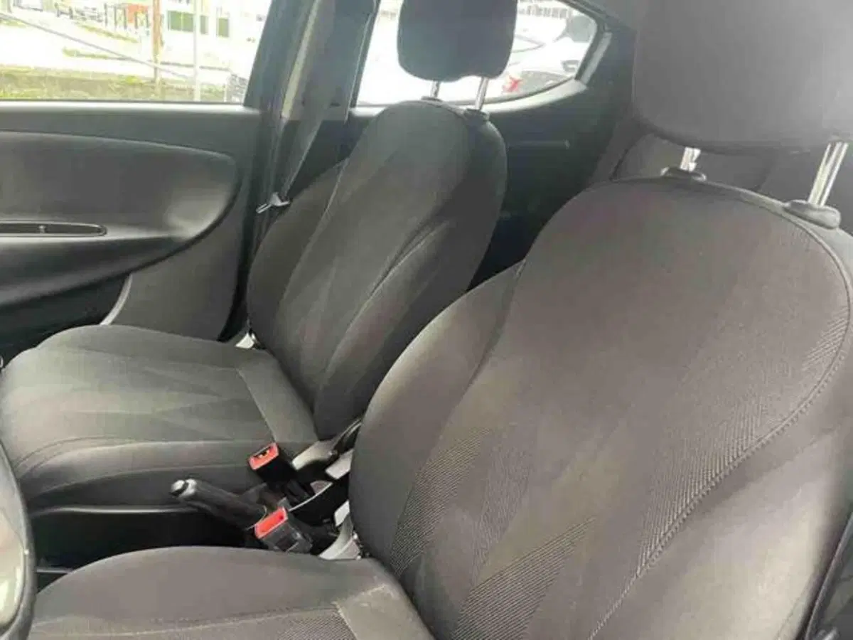 Lancia Ypsilon usata a Torino (9)