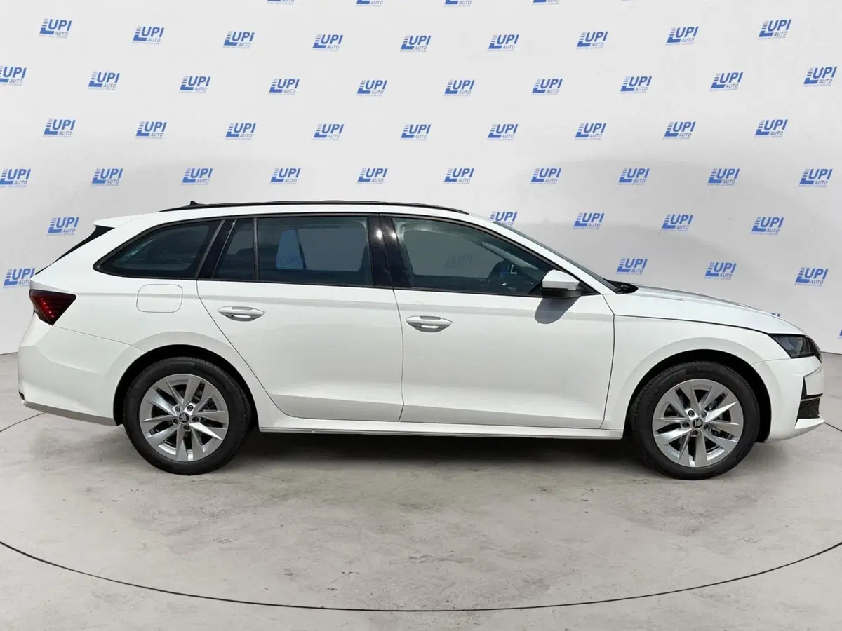 Skoda Octavia Station Wagon nuova a Prato (3)