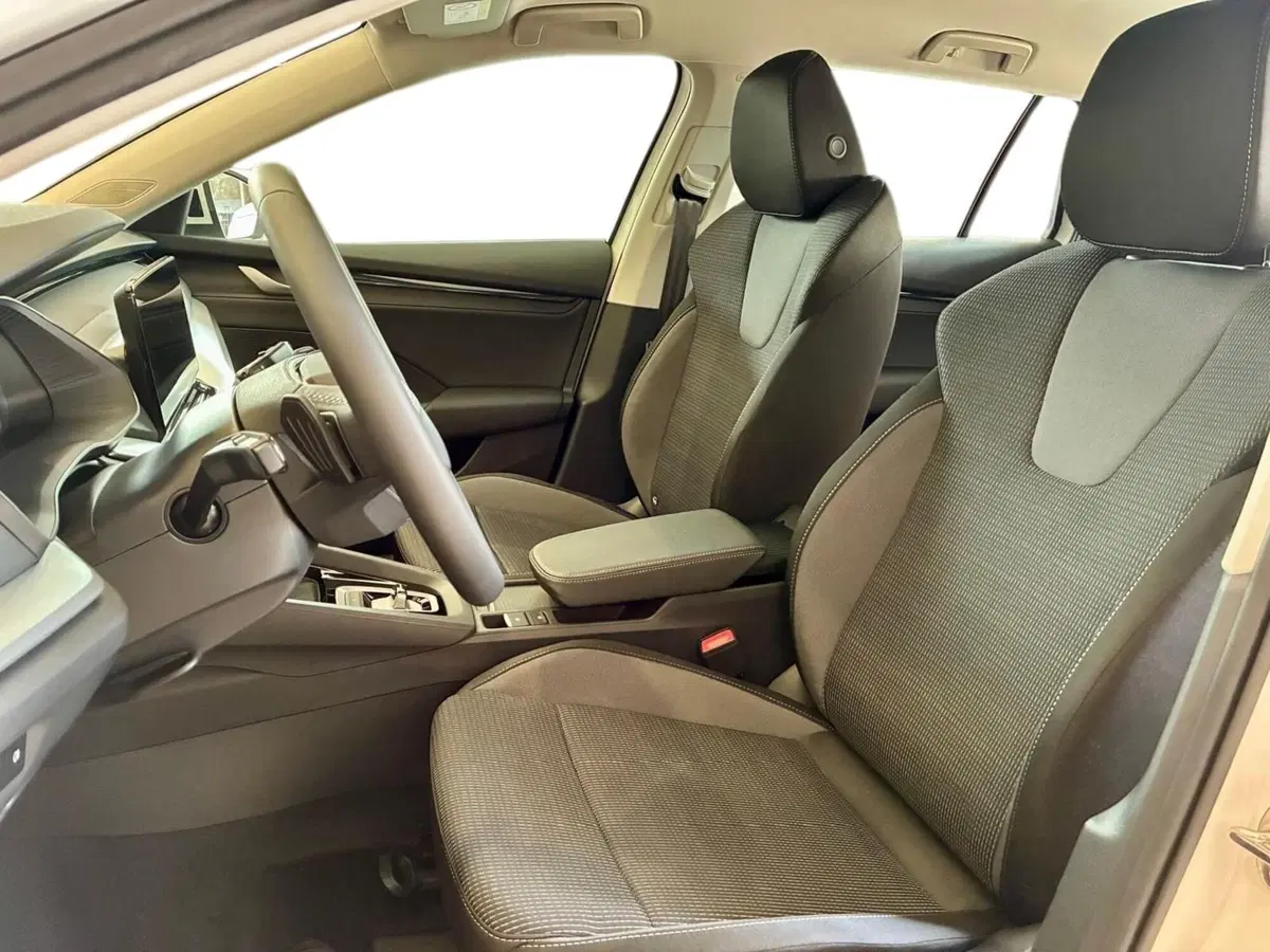 Skoda Octavia Station Wagon nuova a Prato (8)