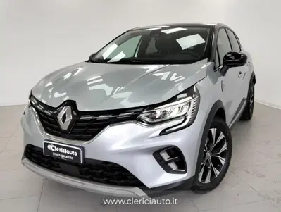 Renault Captur Plug-in Hybrid E-Tech 160 CV Techno del 2023 usata a Lurate Caccivio
