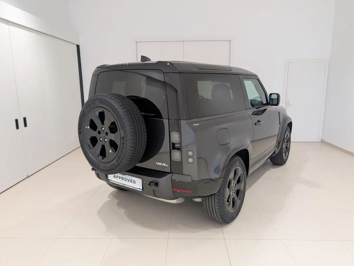 Land Rover Defender nuova a Cuneo (2)
