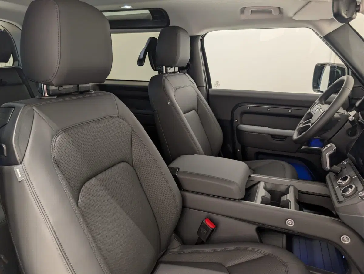 Land Rover Defender nuova a Cuneo (3)