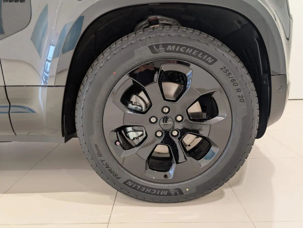 Land Rover Defender nuova a Cuneo (9)