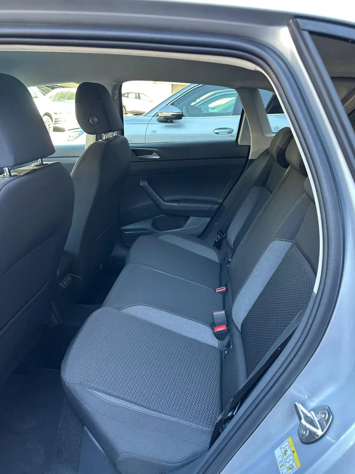 Volkswagen Taigo nuova a Lecco (5)