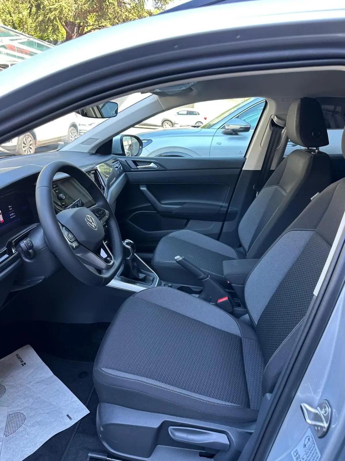 Volkswagen Taigo nuova a Lecco (6)