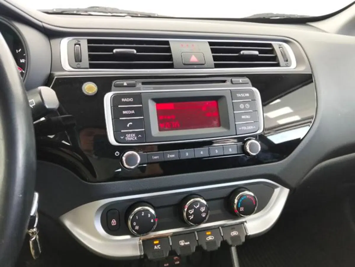 Kia Rio usata a Como (12)