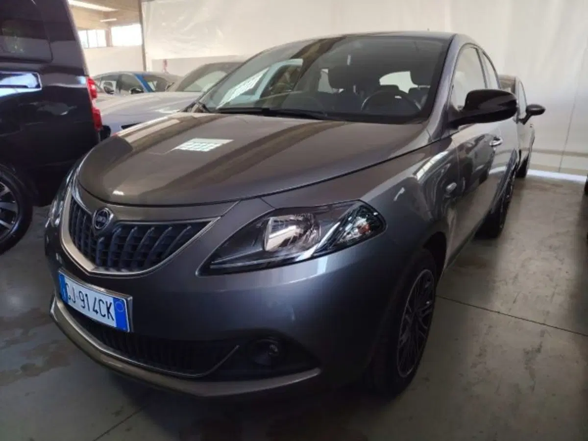Lancia Ypsilon usata a Forlì-Cesena