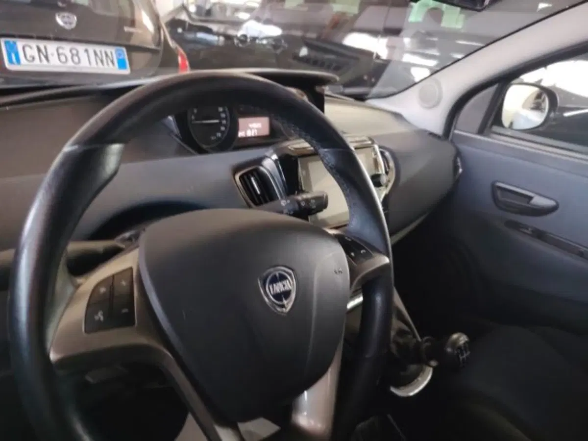 Lancia Ypsilon usata a Forlì-Cesena (19)