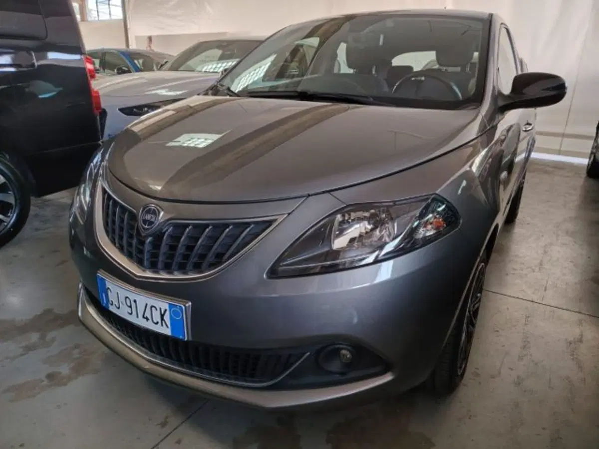 Lancia Ypsilon usata a Forlì-Cesena (2)
