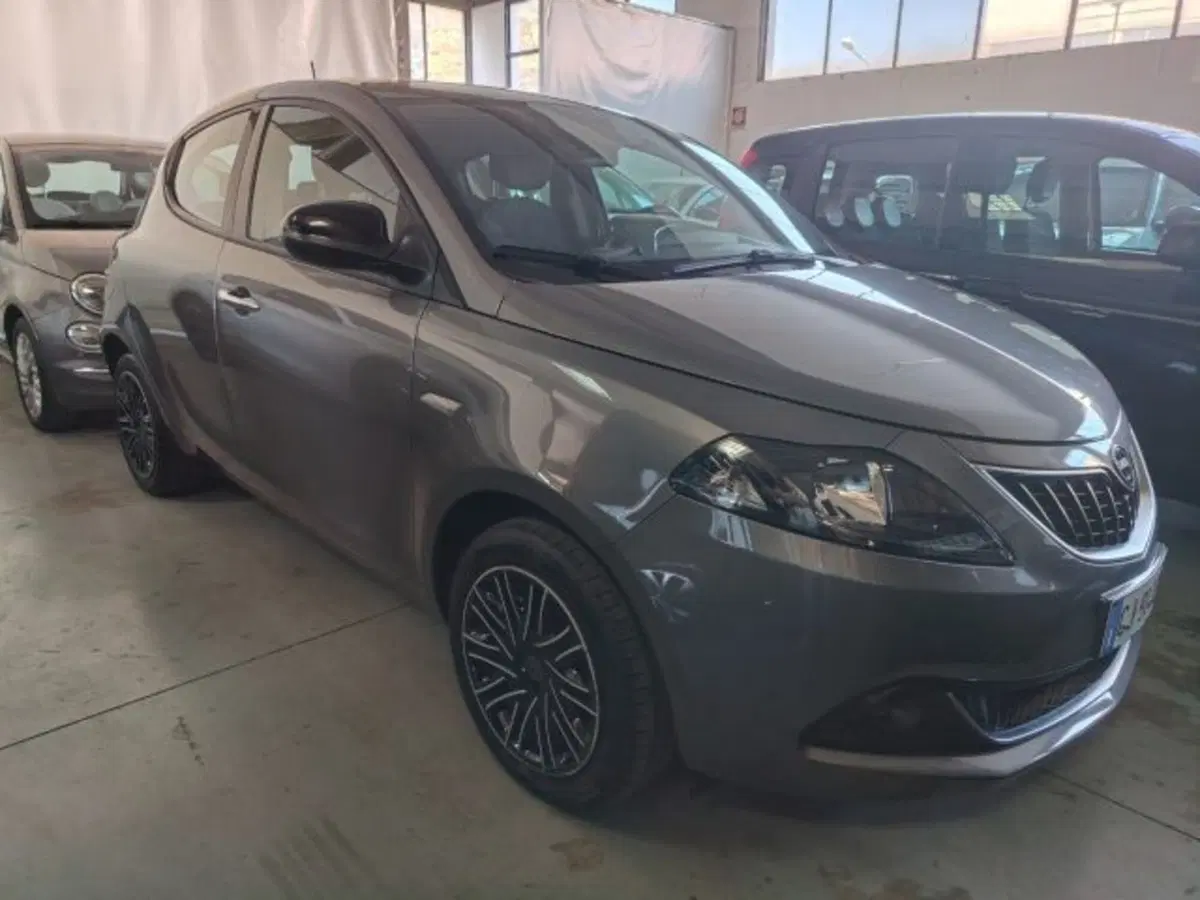 Lancia Ypsilon usata a Forlì-Cesena (7)