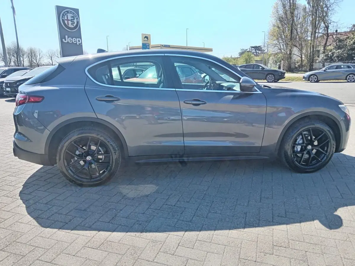 Alfa Romeo Stelvio usata a Alessandria (4)