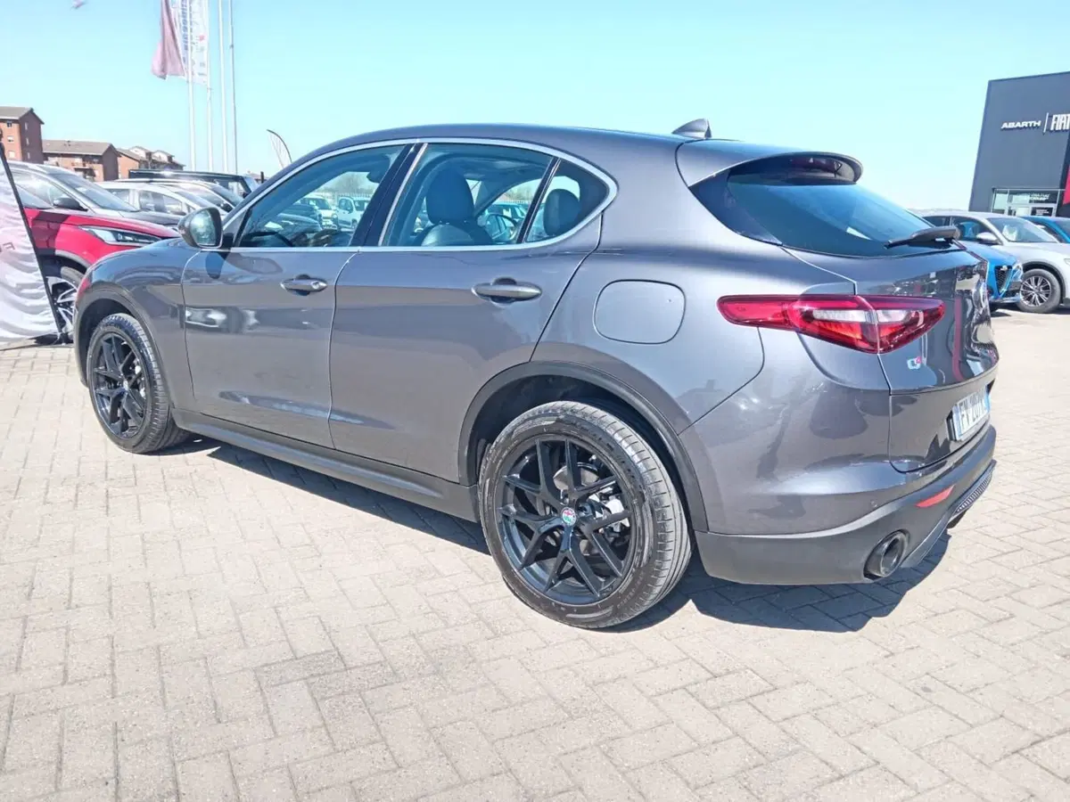 Alfa Romeo Stelvio usata a Alessandria (7)