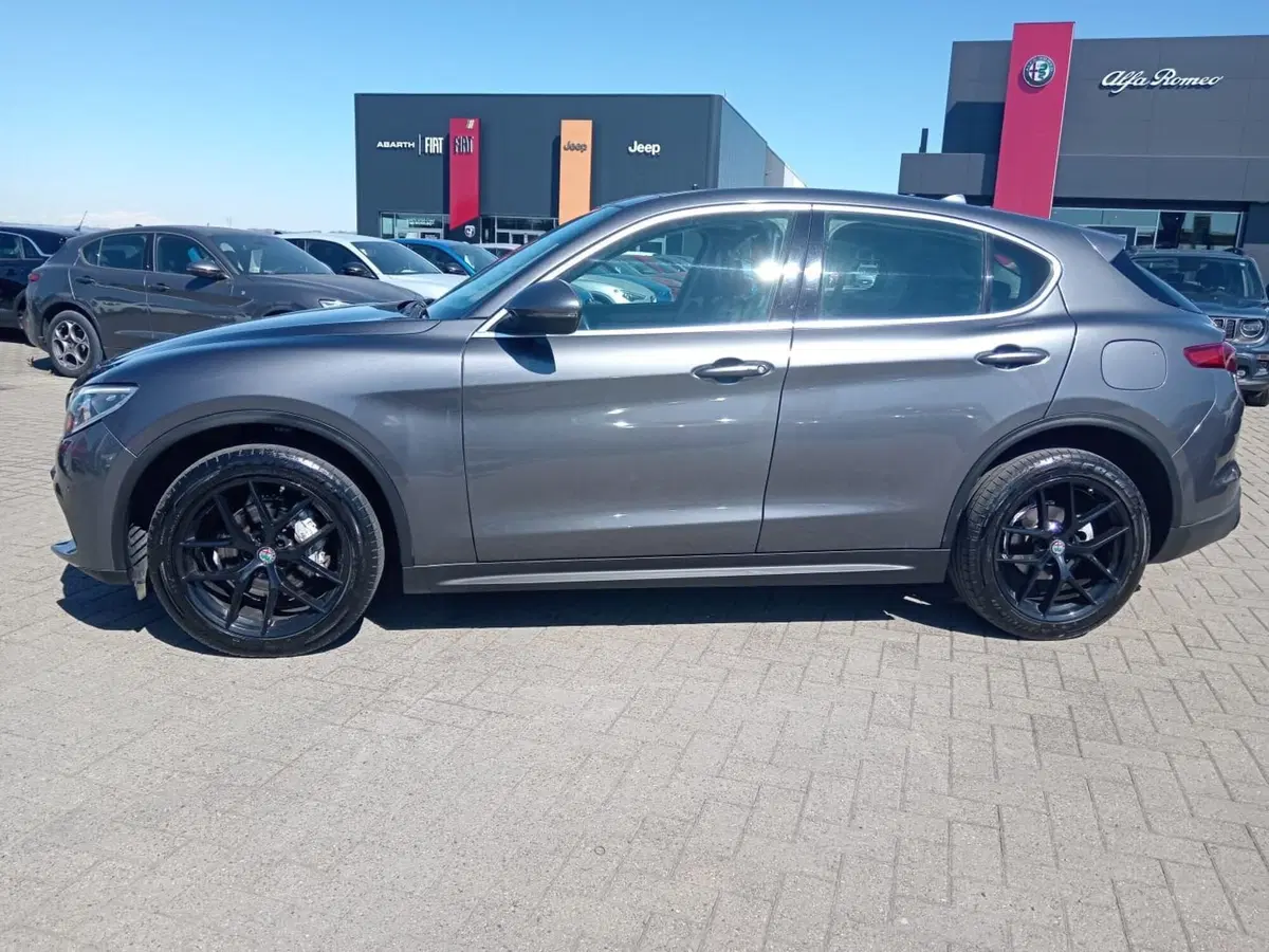 Alfa Romeo Stelvio usata a Alessandria (8)