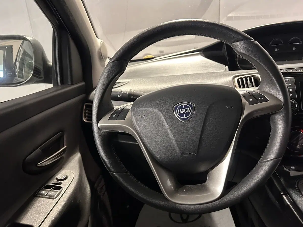 Lancia Ypsilon usata a Milano (10)