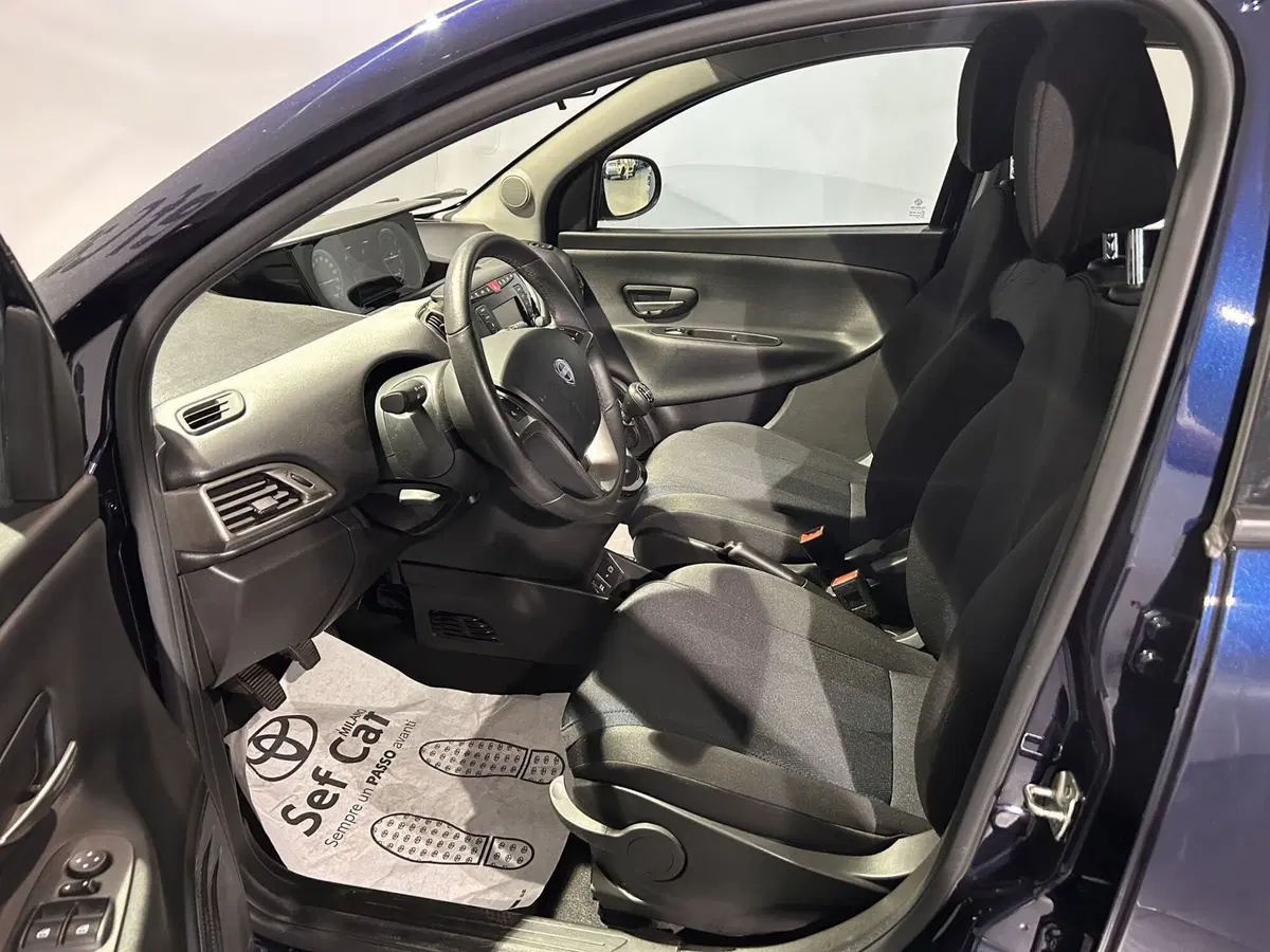 Lancia Ypsilon usata a Milano (11)