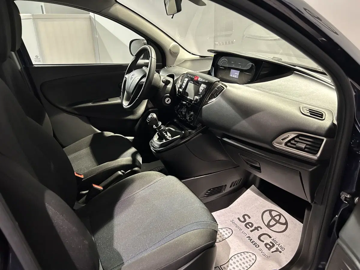 Lancia Ypsilon usata a Milano (12)