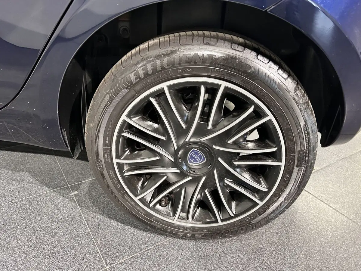 Lancia Ypsilon usata a Milano (7)