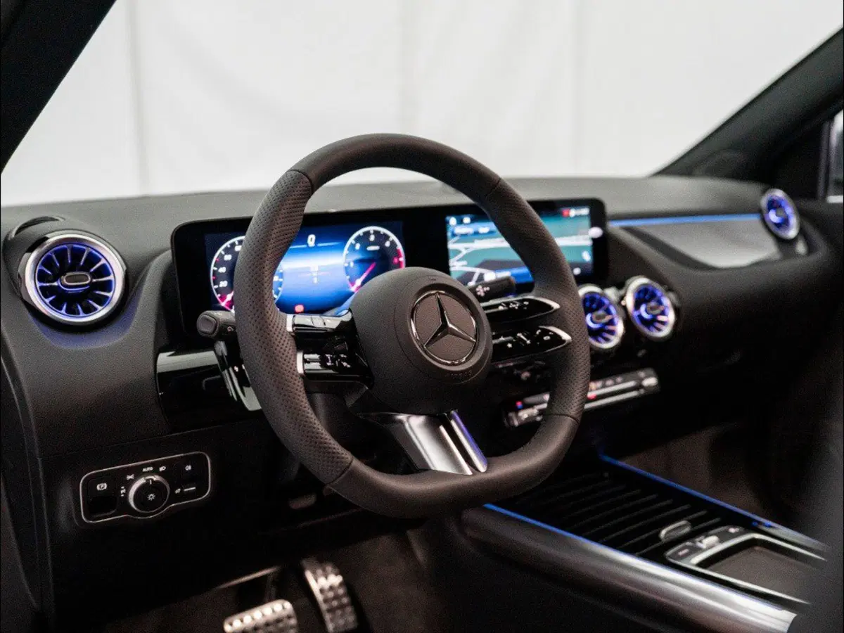 Mercedes-Benz GLA SUV nuova a Macerata (16)