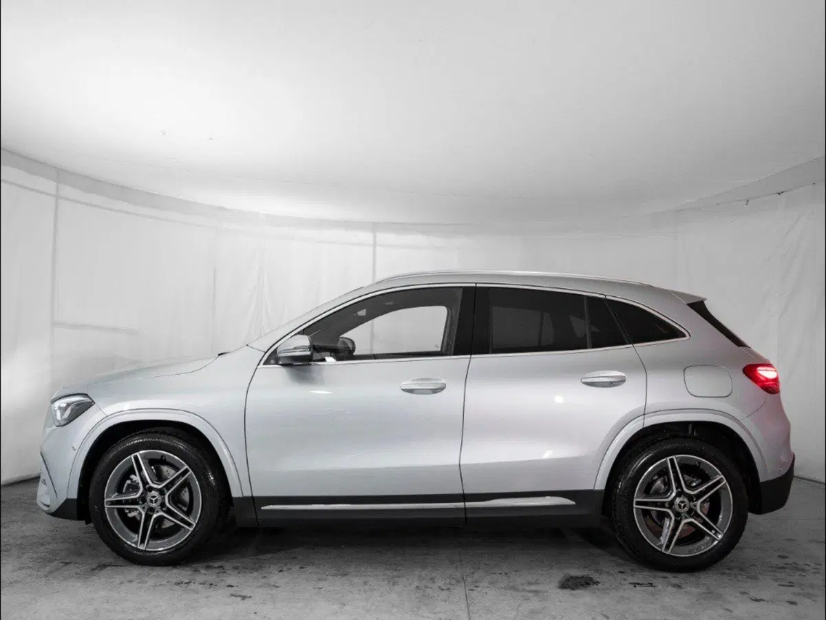Mercedes-Benz GLA SUV nuova a Macerata (2)