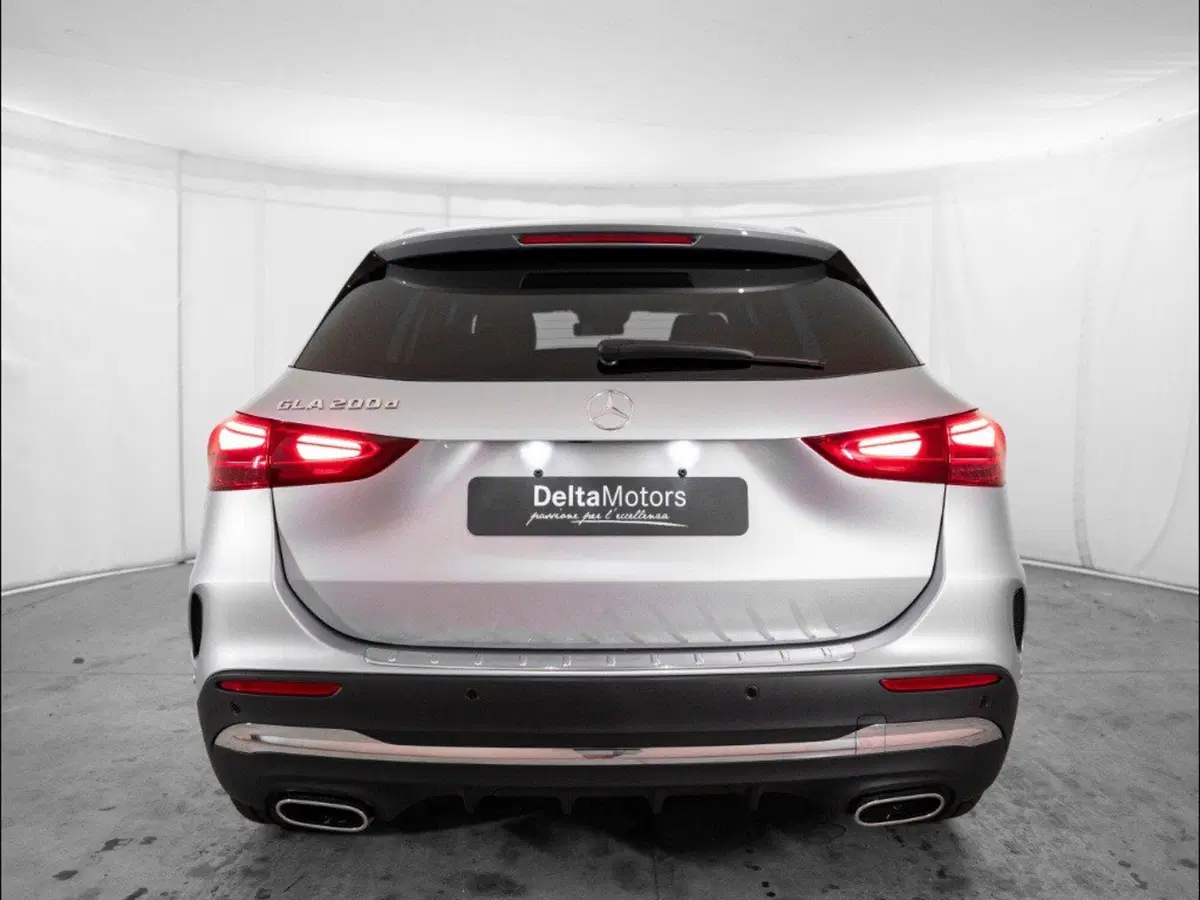Mercedes-Benz GLA SUV nuova a Macerata (3)