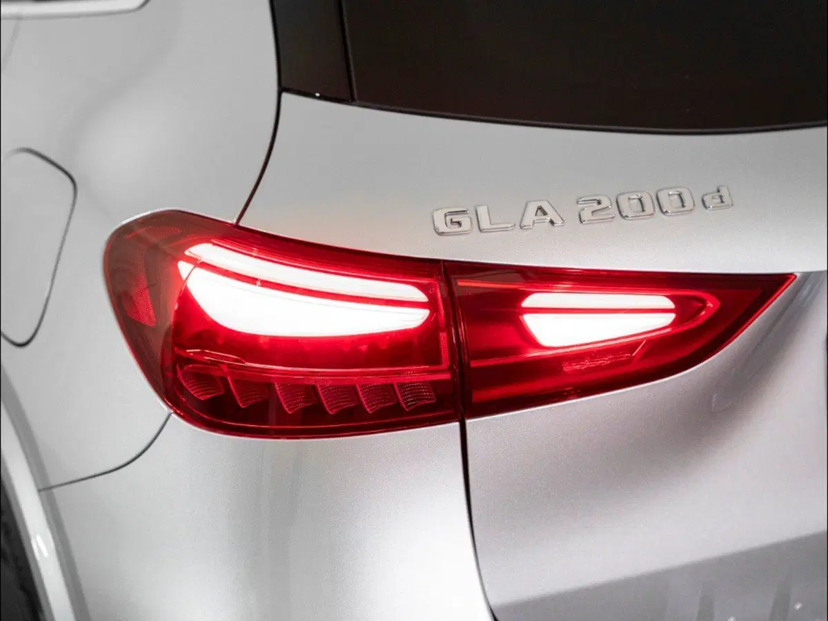Mercedes-Benz GLA SUV nuova a Macerata (8)