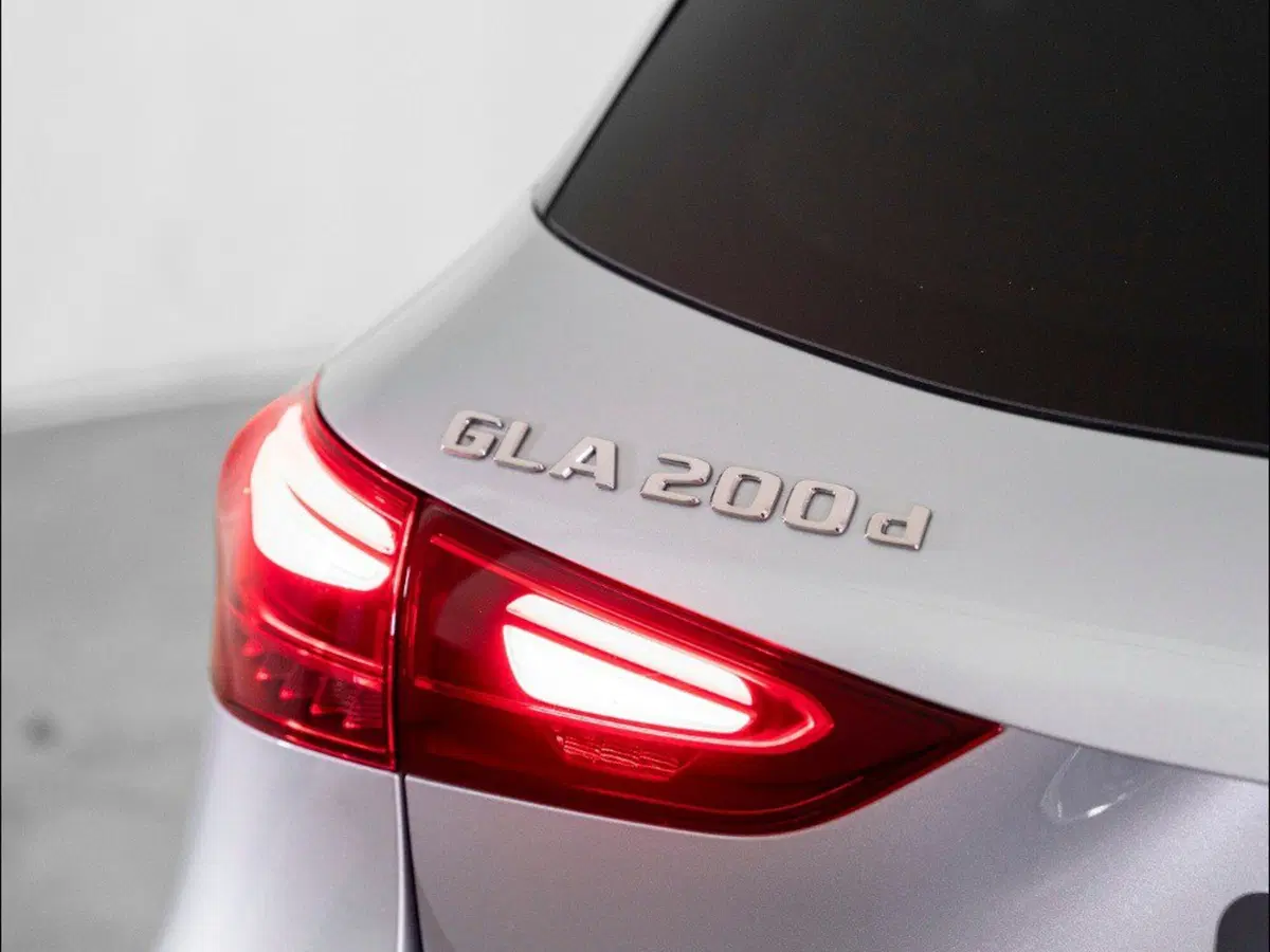Mercedes-Benz GLA SUV nuova a Macerata (9)