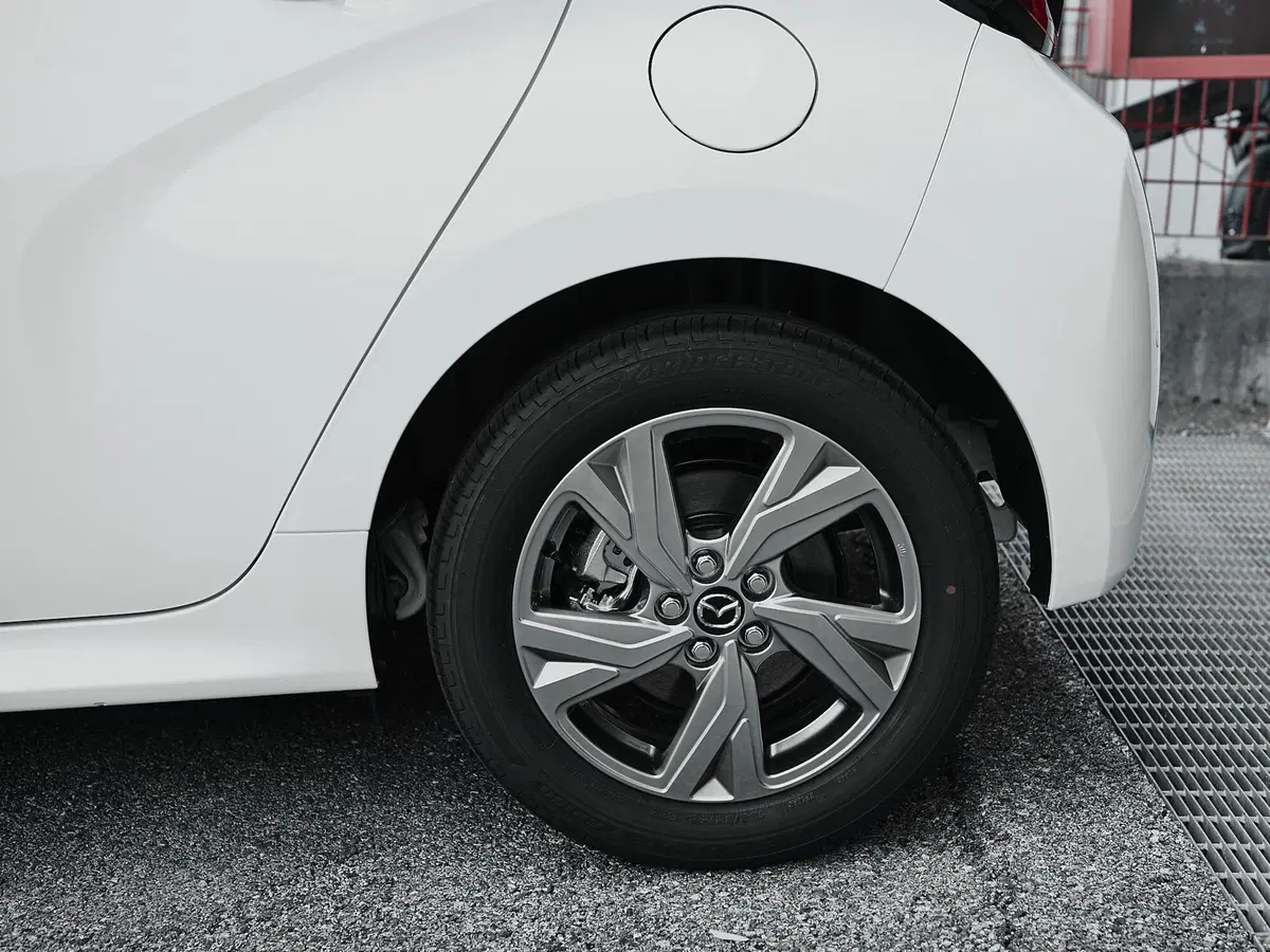 Mazda Mazda2 Hybrid nuova a Prato (5)