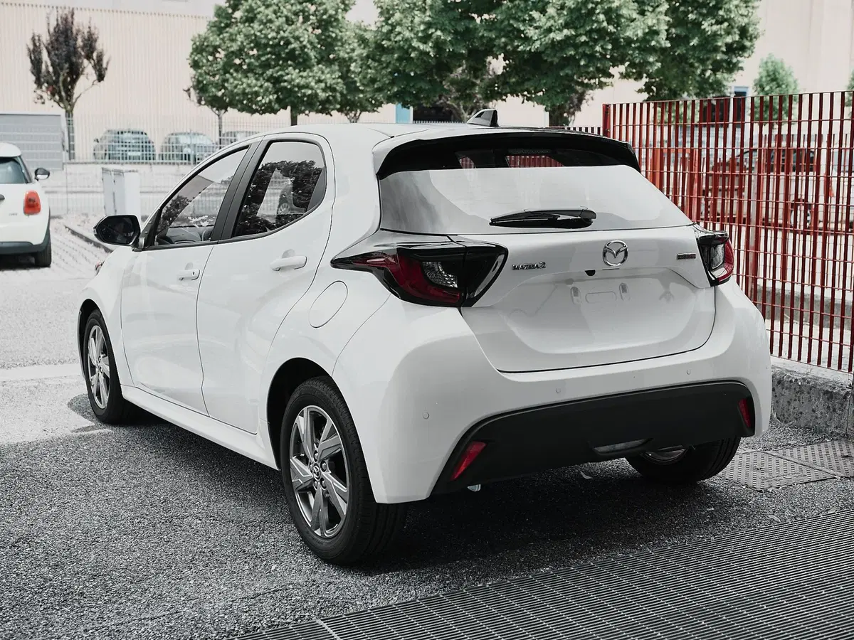 Mazda Mazda2 Hybrid nuova a Prato (6)