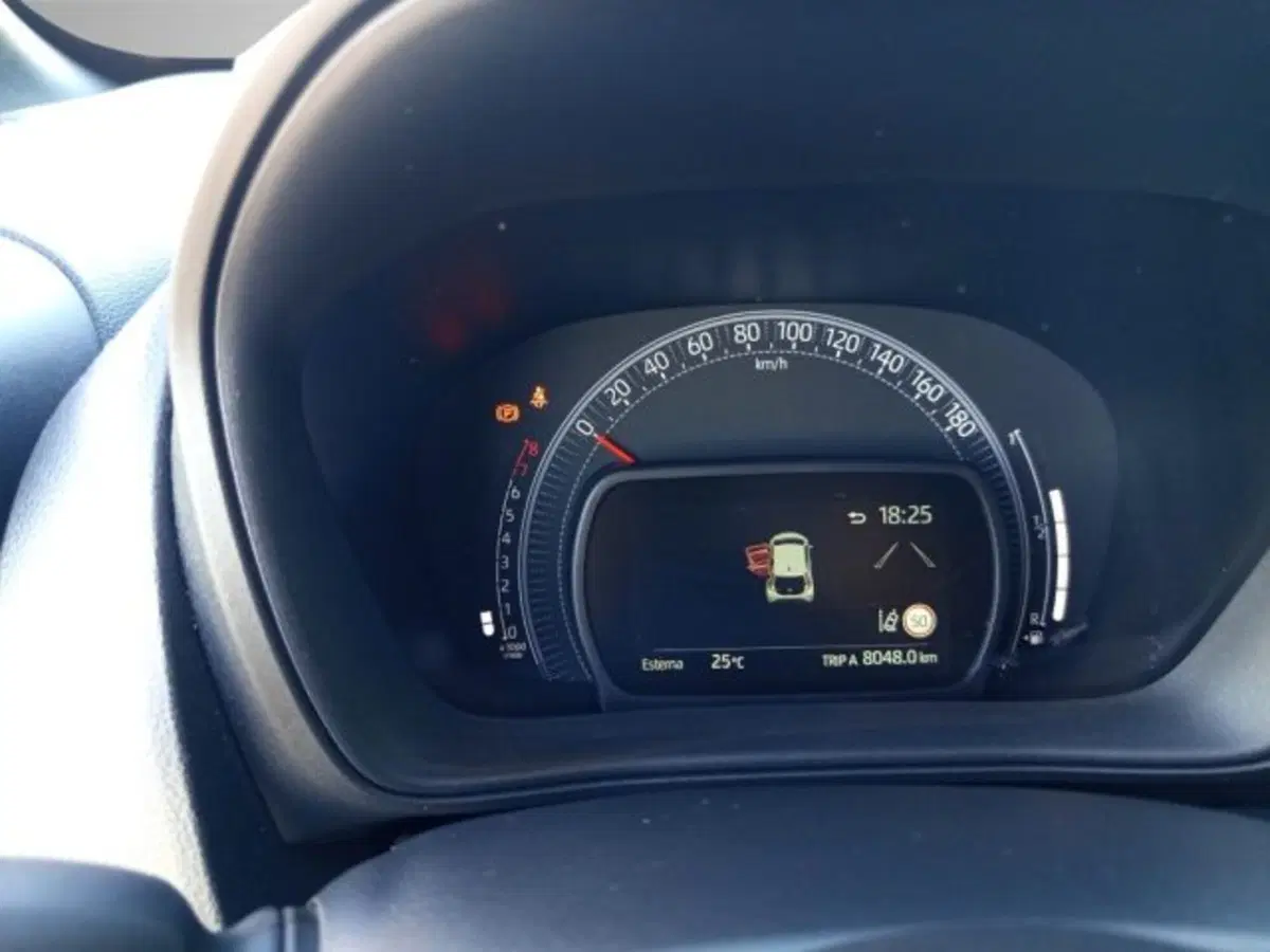 Toyota Aygo X usata a Frosinone (14)