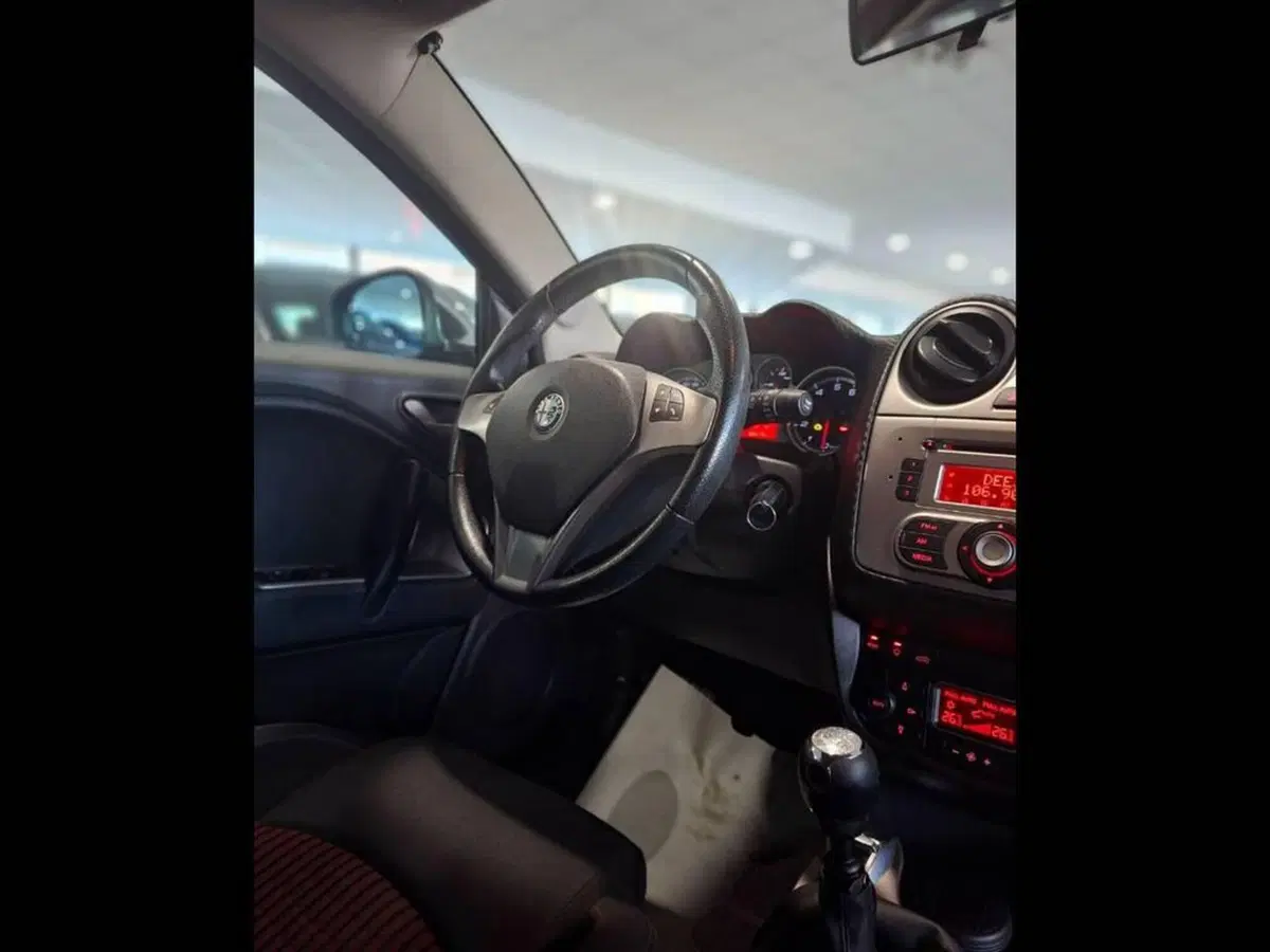 Alfa Romeo MiTo usata a Torino (9)