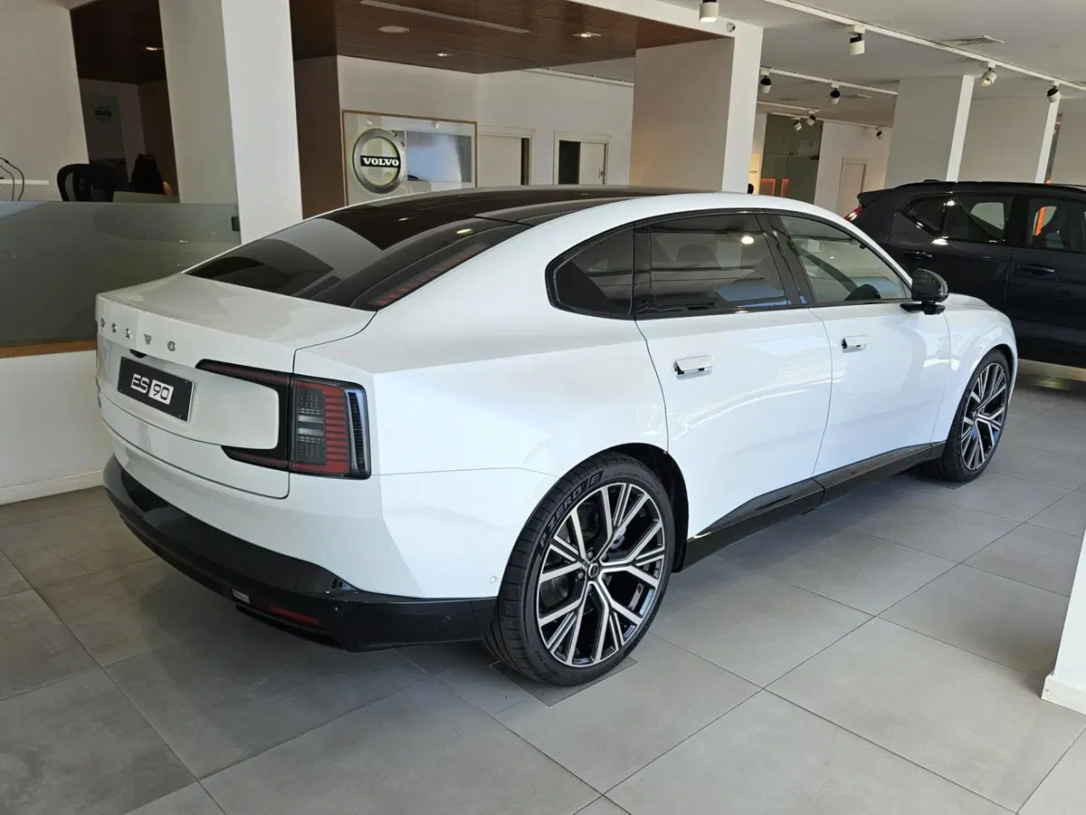 Volvo ES90 nuova a Napoli (2)