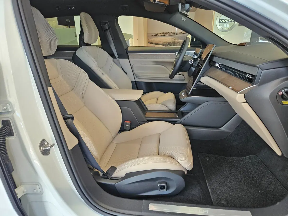 Volvo ES90 nuova a Napoli (4)