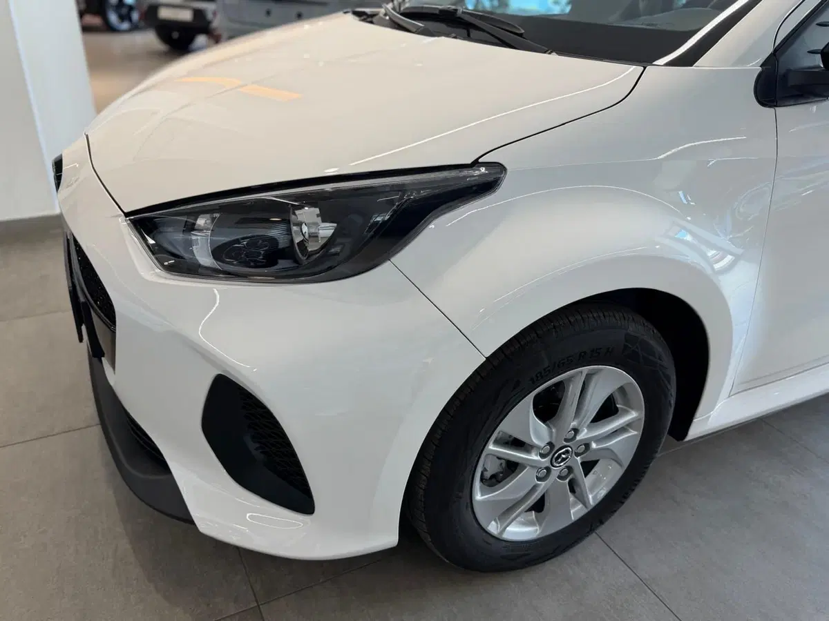 Mazda Mazda2 Hybrid nuova a Napoli (17)