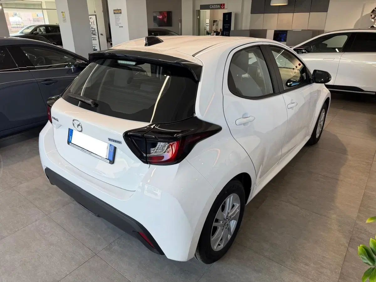 Mazda Mazda2 Hybrid nuova a Napoli (5)