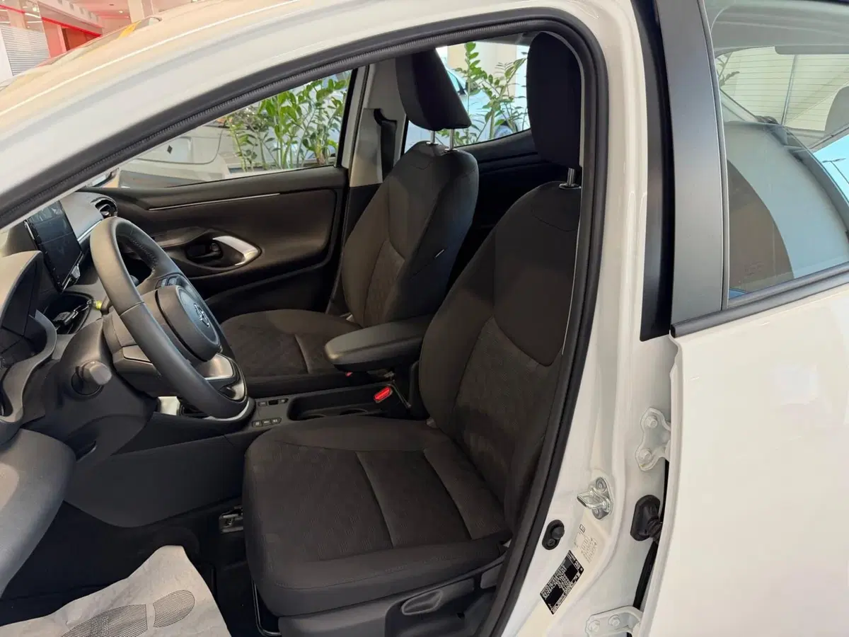 Mazda Mazda2 Hybrid nuova a Napoli (7)