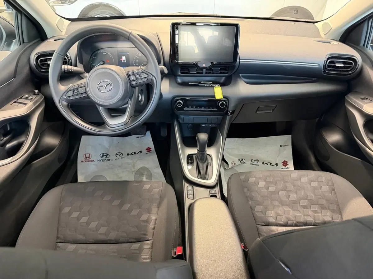 Mazda Mazda2 Hybrid nuova a Napoli (8)