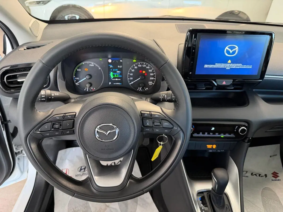 Mazda Mazda2 Hybrid nuova a Napoli (9)