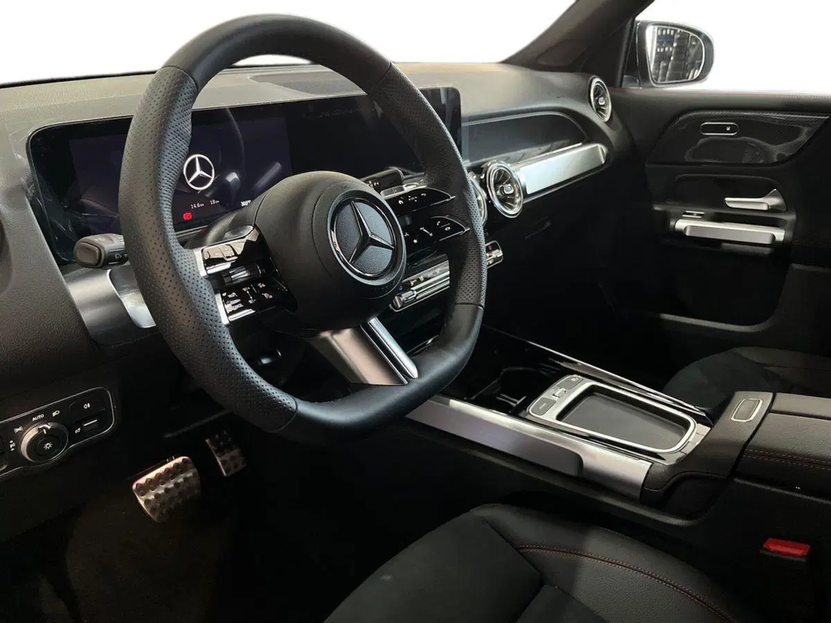 Mercedes-Benz GLB nuova a Bari (9)