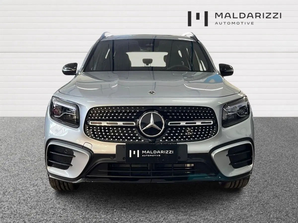 Mercedes-Benz GLB nuova a Bari (2)