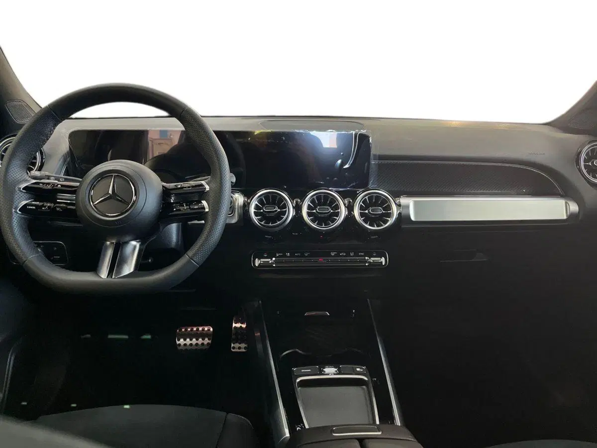 Mercedes-Benz GLB nuova a Bari (7)