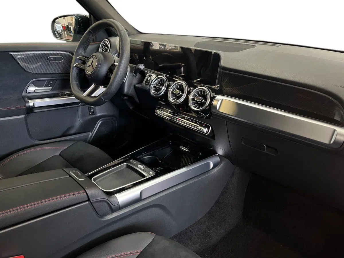 Mercedes-Benz GLB nuova a Bari (8)