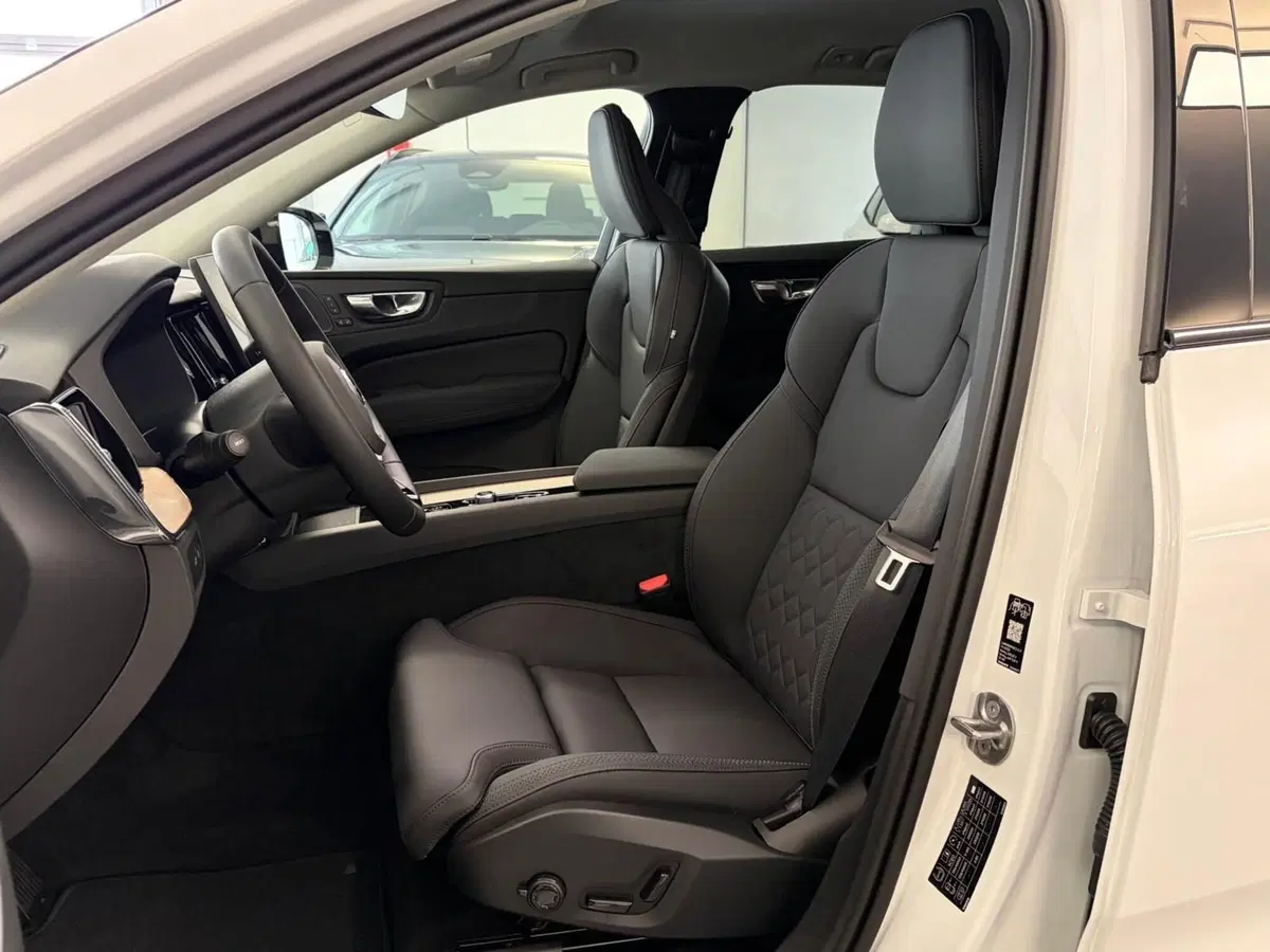 Volvo XC60 nuova a Como (11)