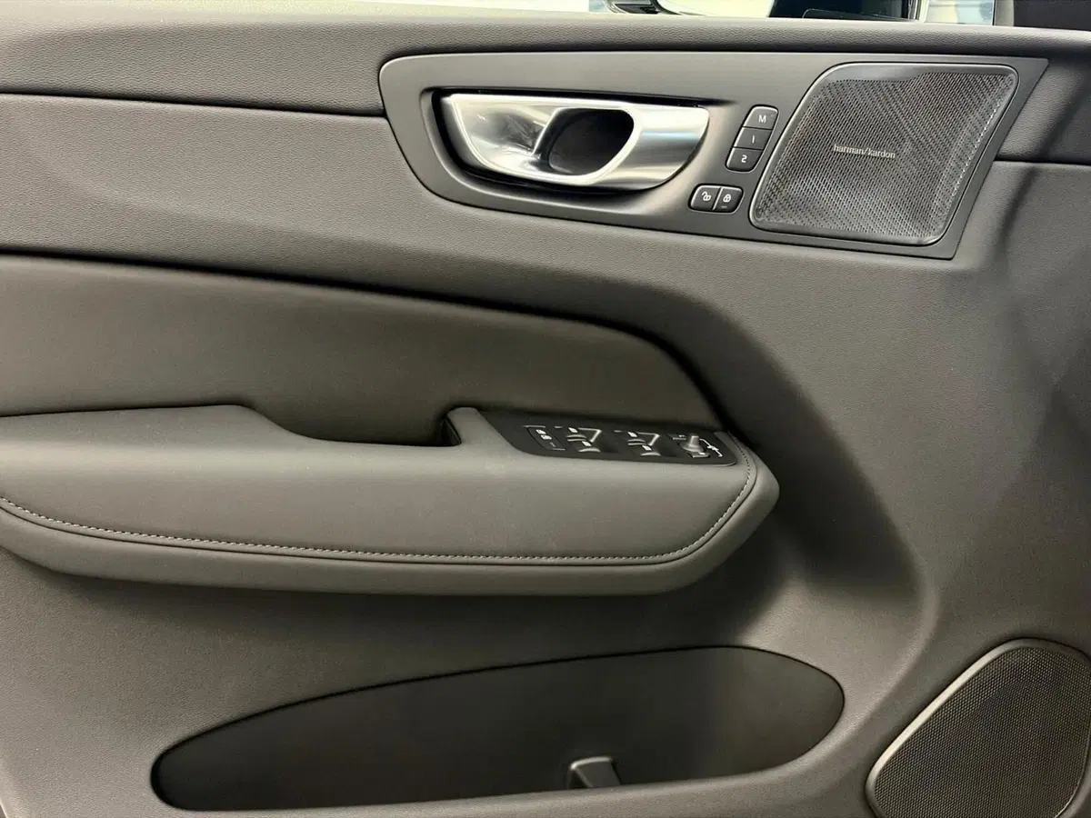 Volvo XC60 nuova a Como (14)